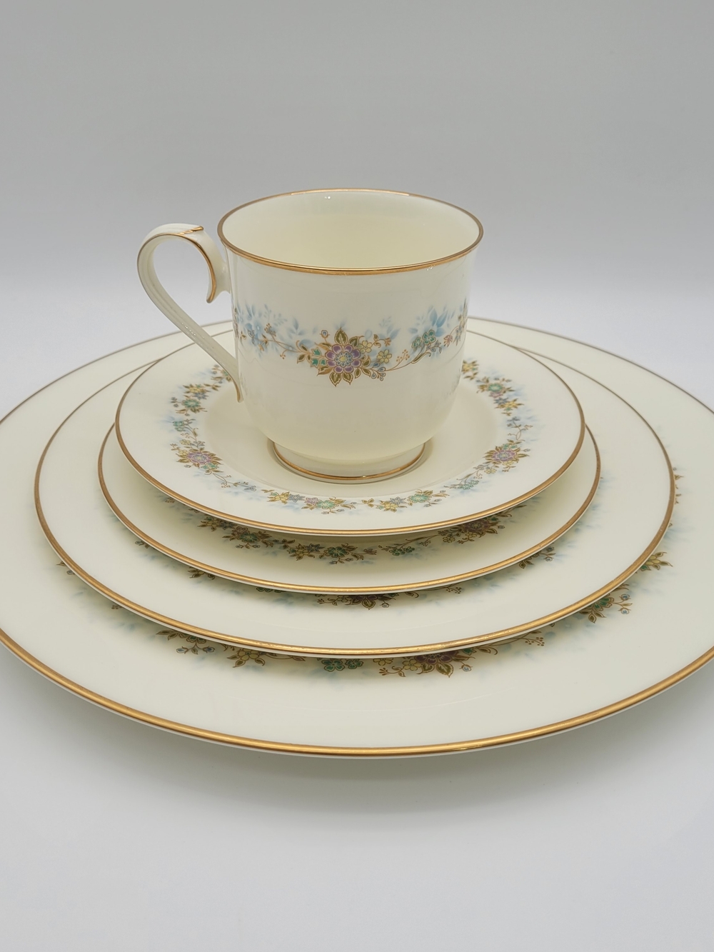 Noritake Cream and Gold Trim Porcelain Dinnerware Set Floral Banding 9725 W32